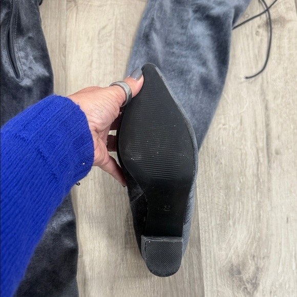 ☀️❄️Shoe Dazzle Silver Heeled Boots - Picture 4 of 4